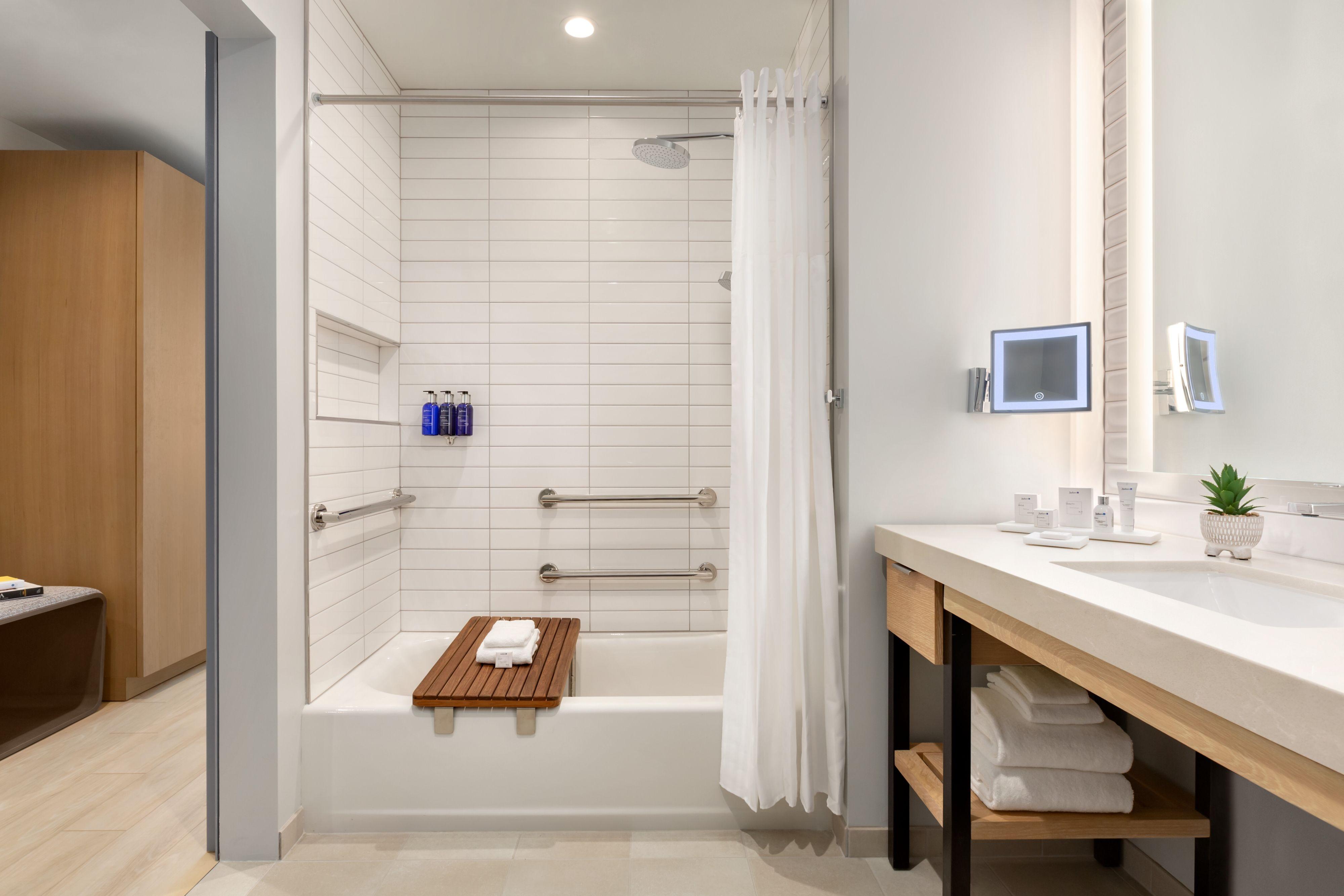 เรดิสัน บลู อนาไฮม์ Hotel ภายนอก รูปภาพ A shower with a curtain