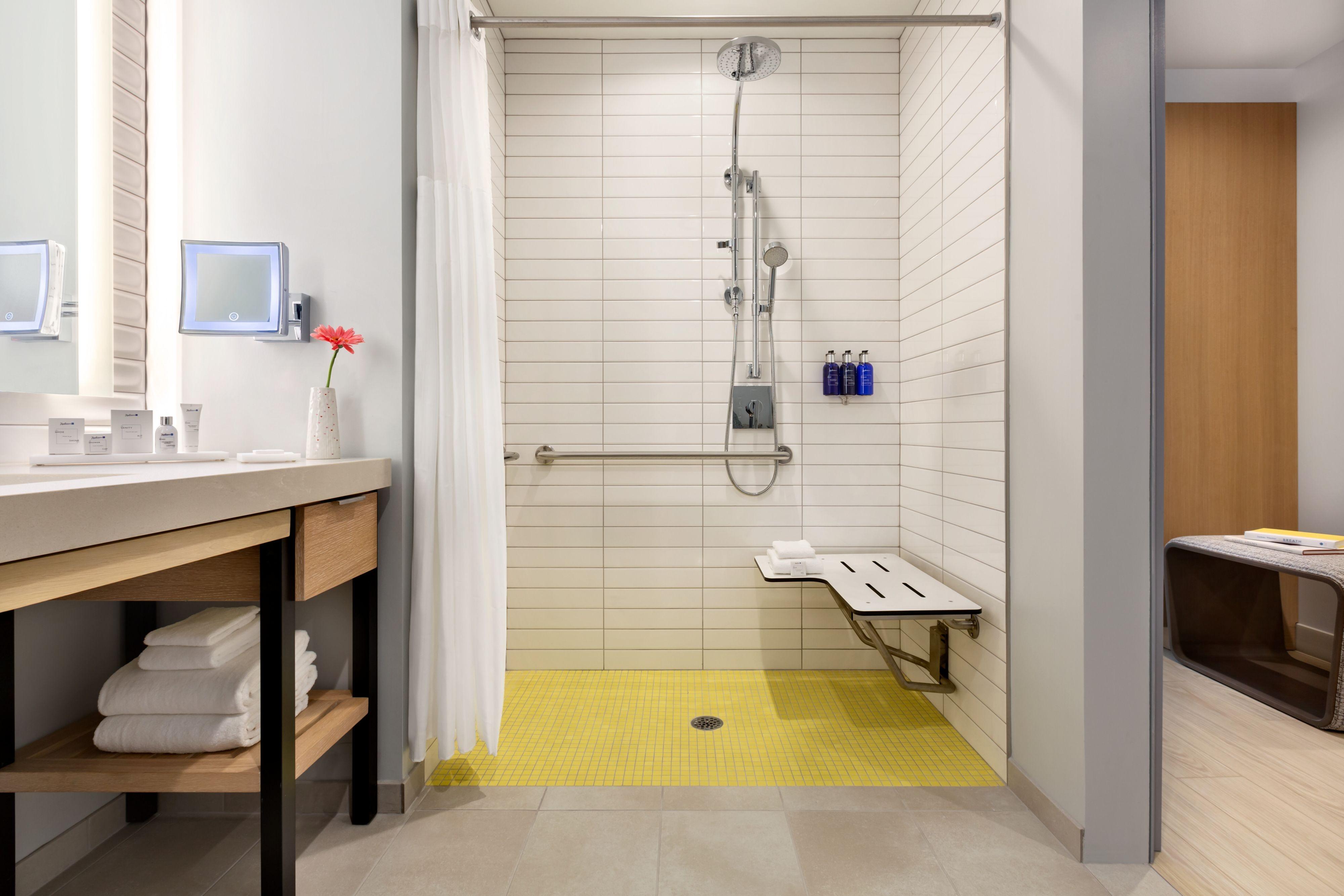 เรดิสัน บลู อนาไฮม์ Hotel ภายนอก รูปภาพ A shower with a seat