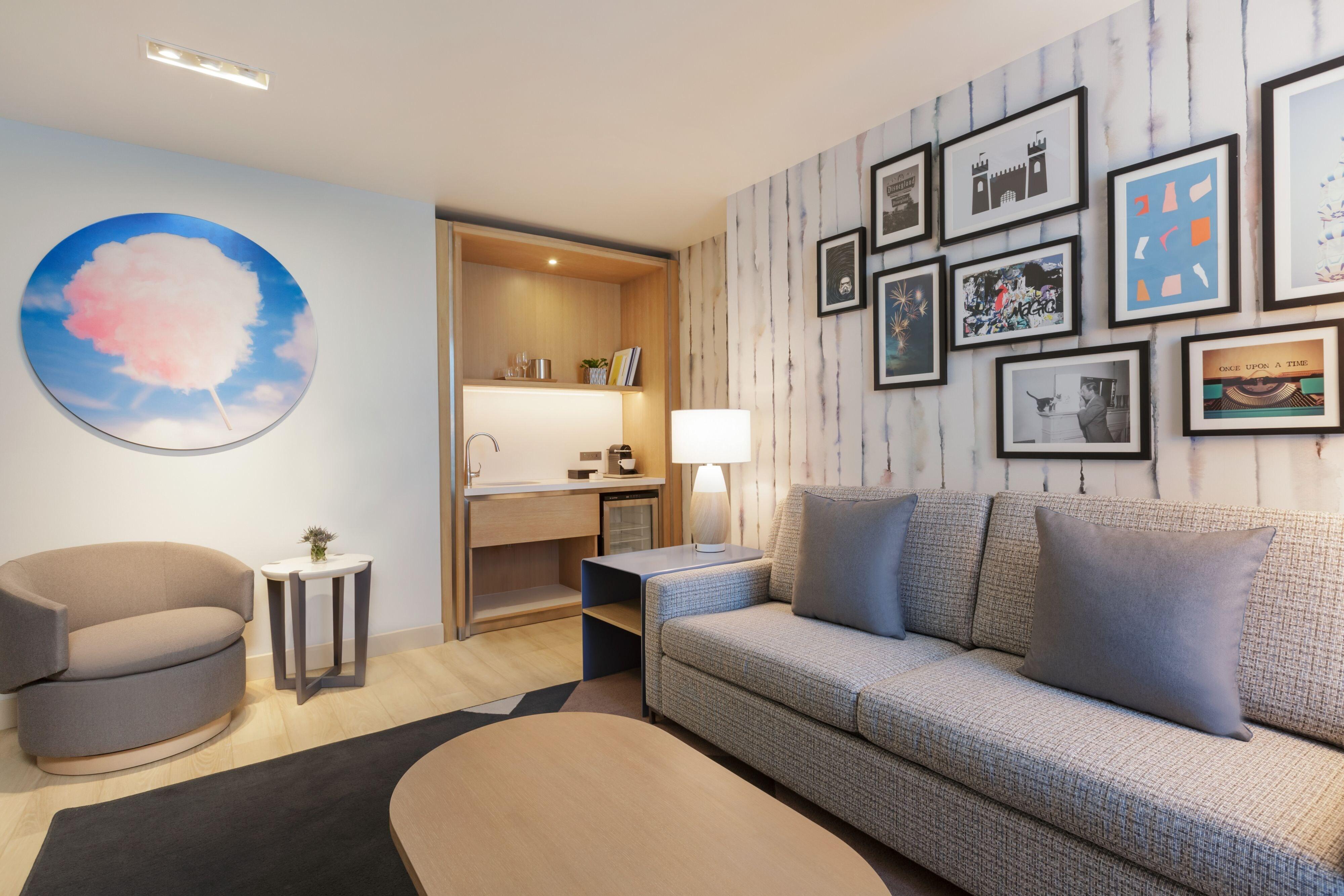เรดิสัน บลู อนาไฮม์ Hotel ภายนอก รูปภาพ A living room at the hotel