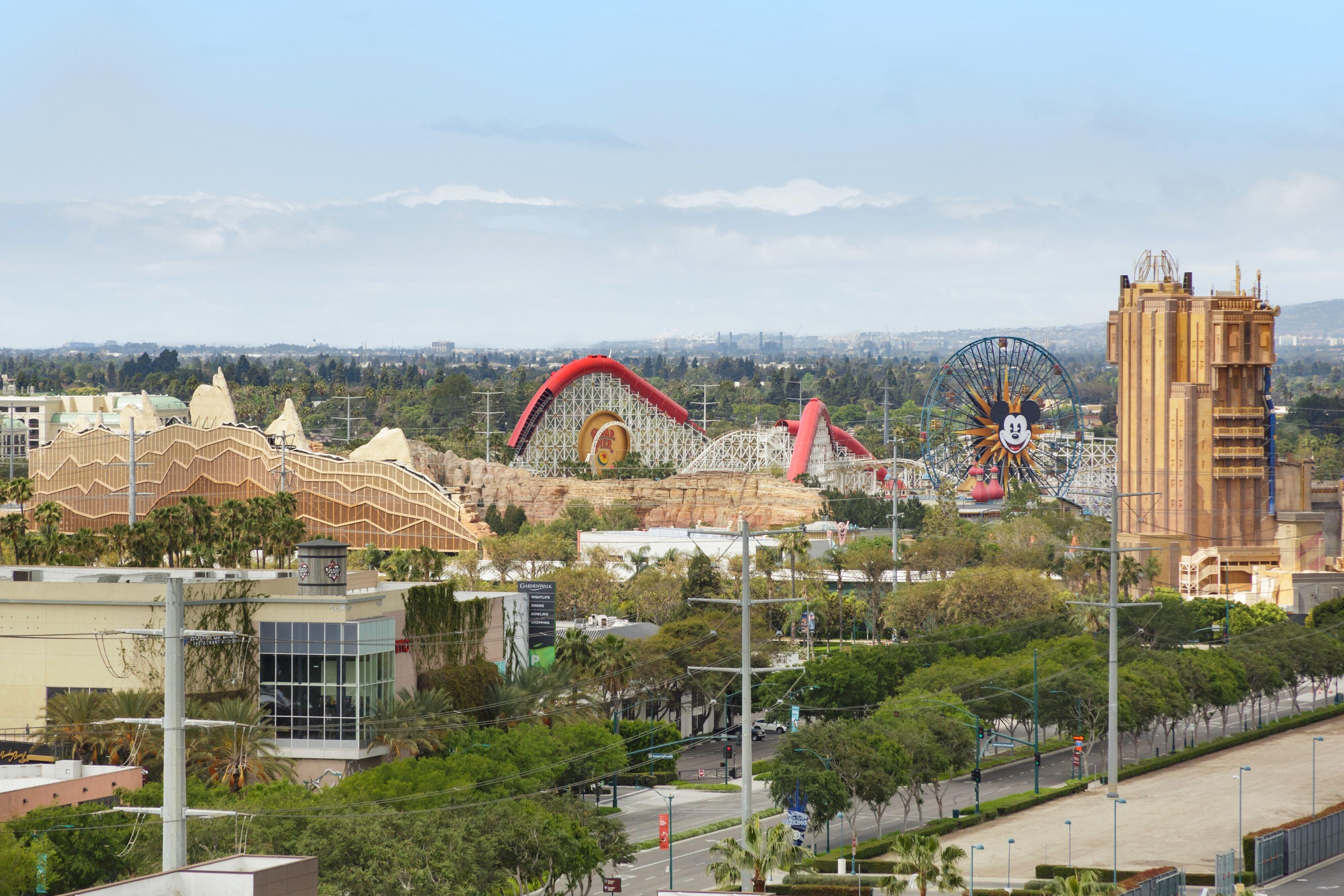 เรดิสัน บลู อนาไฮม์ Hotel ภายนอก รูปภาพ The park's layout, as seen from the Buena Park Marriott Hotel